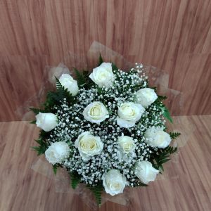Buquê de 12 rosas brancas